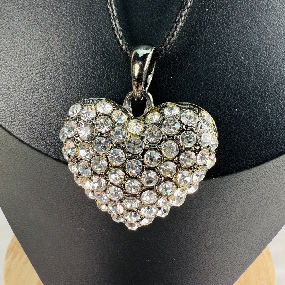 Beautiful vintage black gunmetal bling heart shaped pendant + free cord necklace